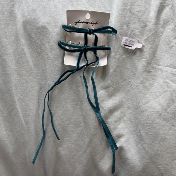 Free People Set of Velvet Ribbon Hair Bows - Picture 4 of 5